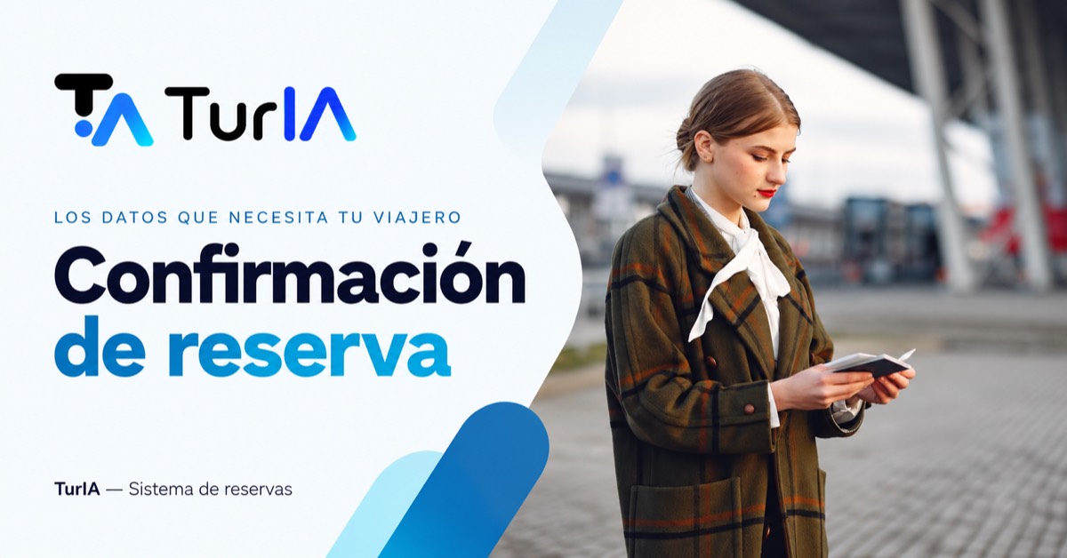 Viajera consultando documentos de viaje junto a una terminal; guía de confirmación de reserva.