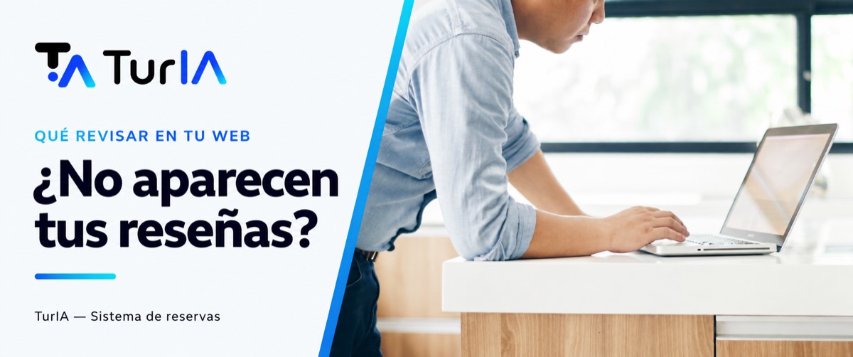 Persona revisando un portátil: reseñas que no aparecen en la web