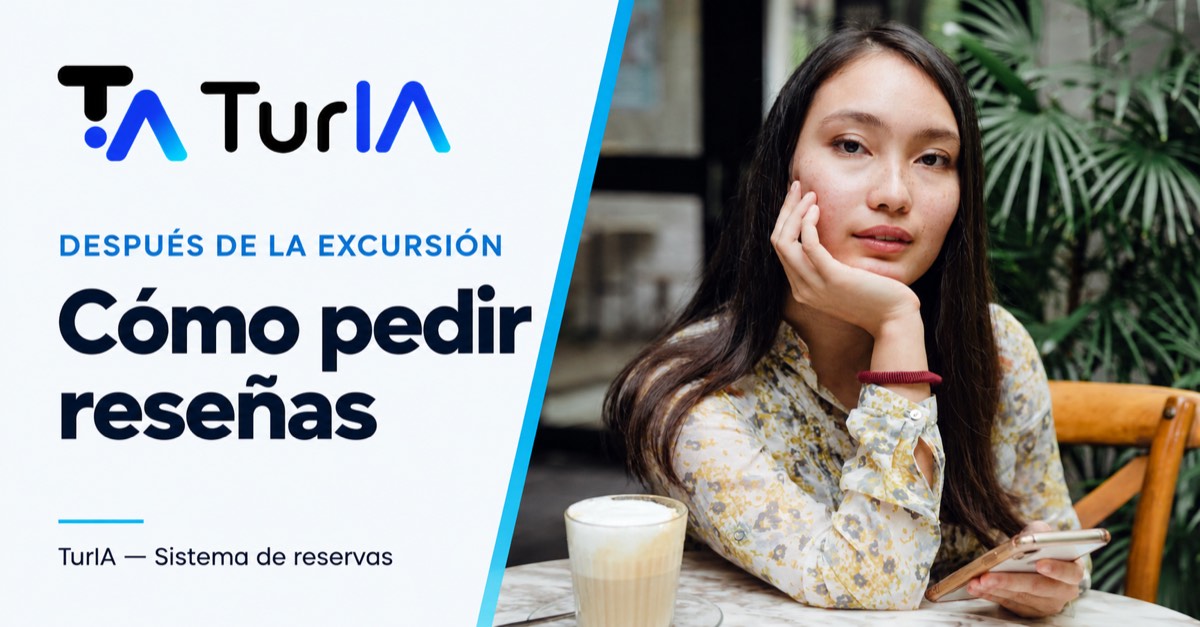 Mujer con un móvil en una cafetería: cómo pedir reseñas